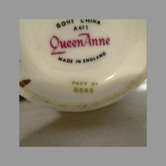 Queen Anne Tea Cup-Bone China-Daisy Patern-Made In England-Pattent # 8565 - Picture 9 of 10